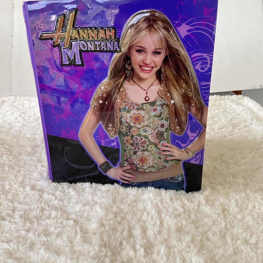 Hannah Montana/Miley Cyrus Embossed Binder
